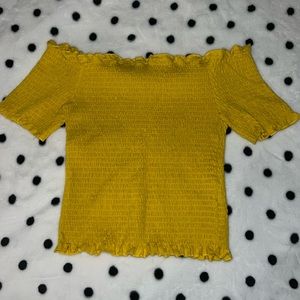 Fitted yellow scrunch shirt.